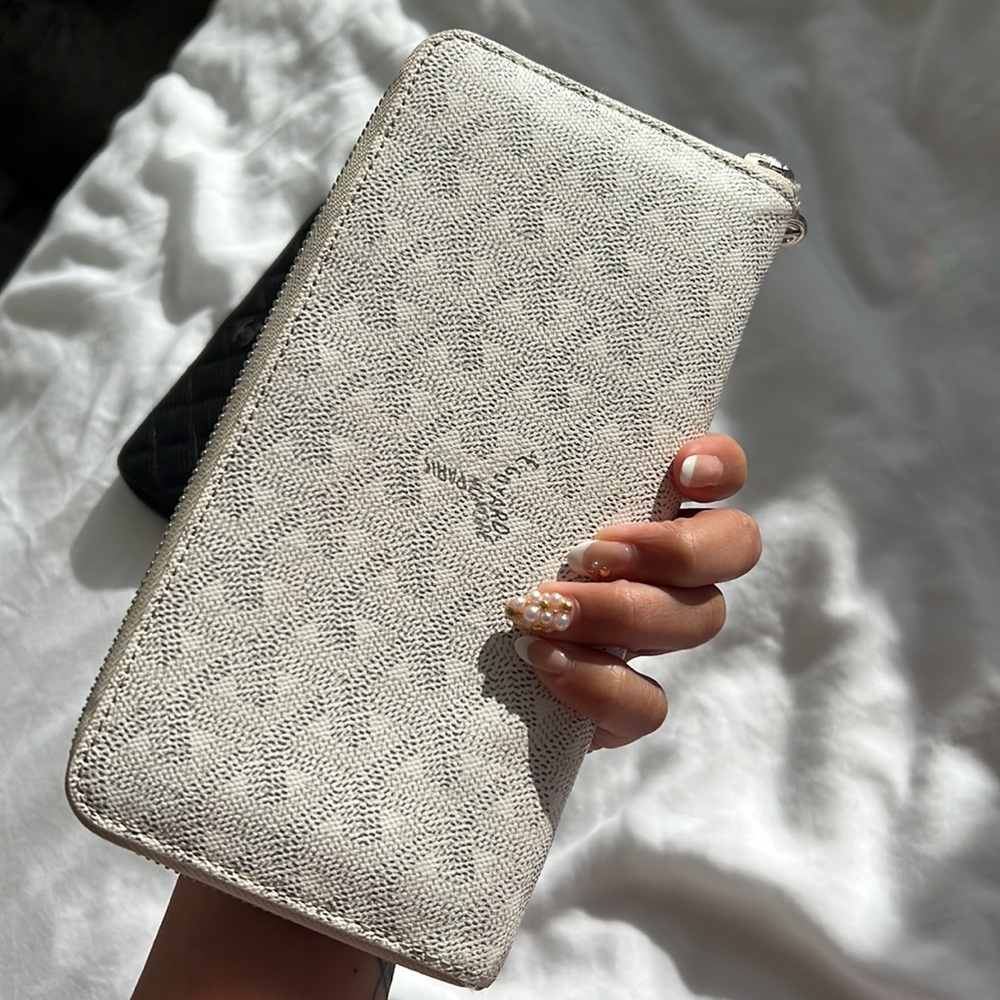 White Goyard Wallet - Picture 3 of 6